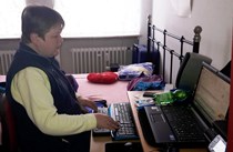 Norma, blind, sitzt vor dem Laptop und schreibt mit der Braillezeile. Postbearbeitung während der bewilligten Fachleistungsstunden Ambulant unterstütztes Wohnen.